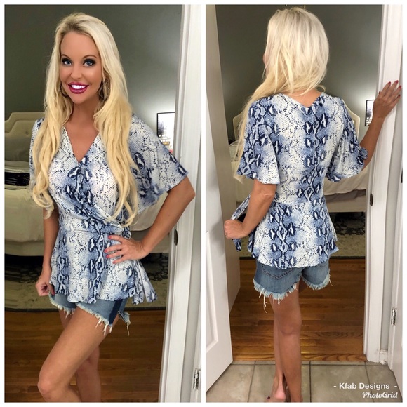 Tops - ❤️Stunning Blue V Neck Waist Tie Snakeskin Top!